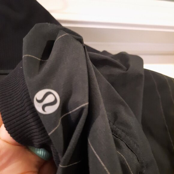 Lululemon Jacket Womens 10 Black Running Hoodie Cropped 1/2 Zip Reflective - Picture 9 of 11